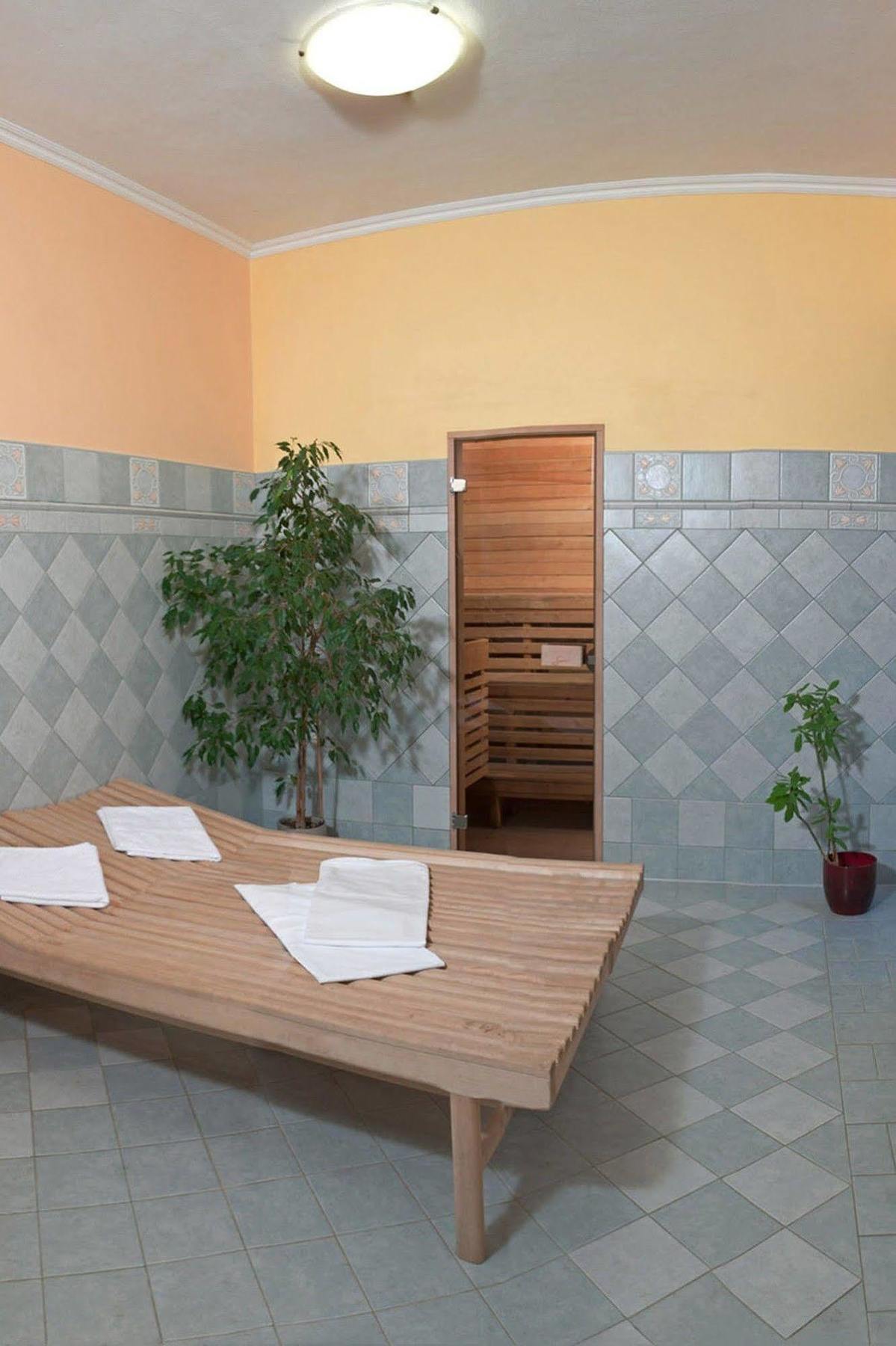 Hotel Ostrov Нимбурк Экстерьер фото
