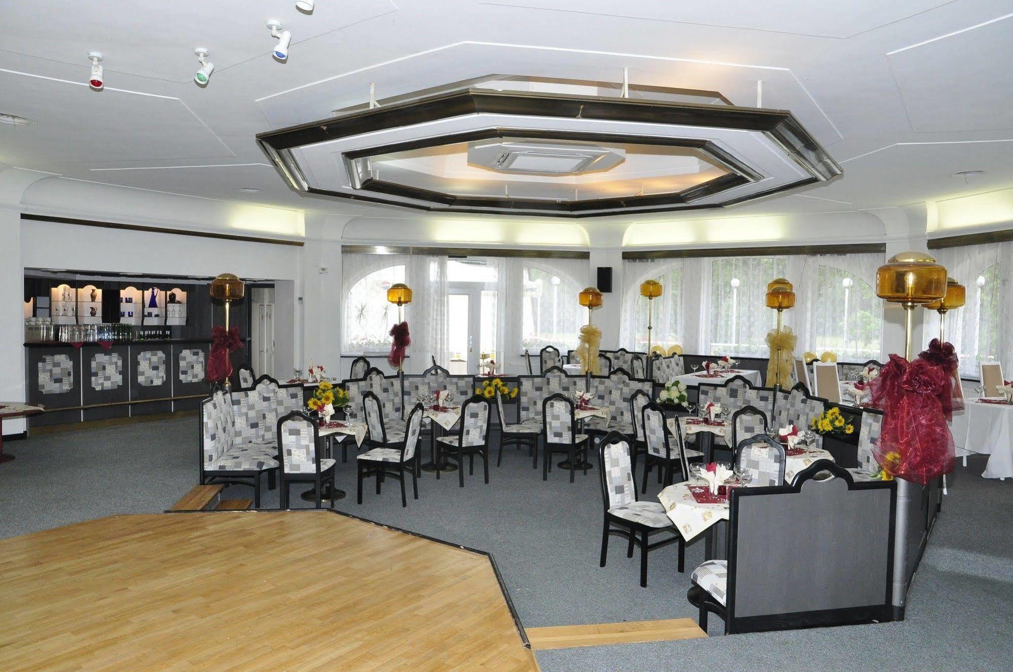 Hotel Ostrov Нимбурк Экстерьер фото
