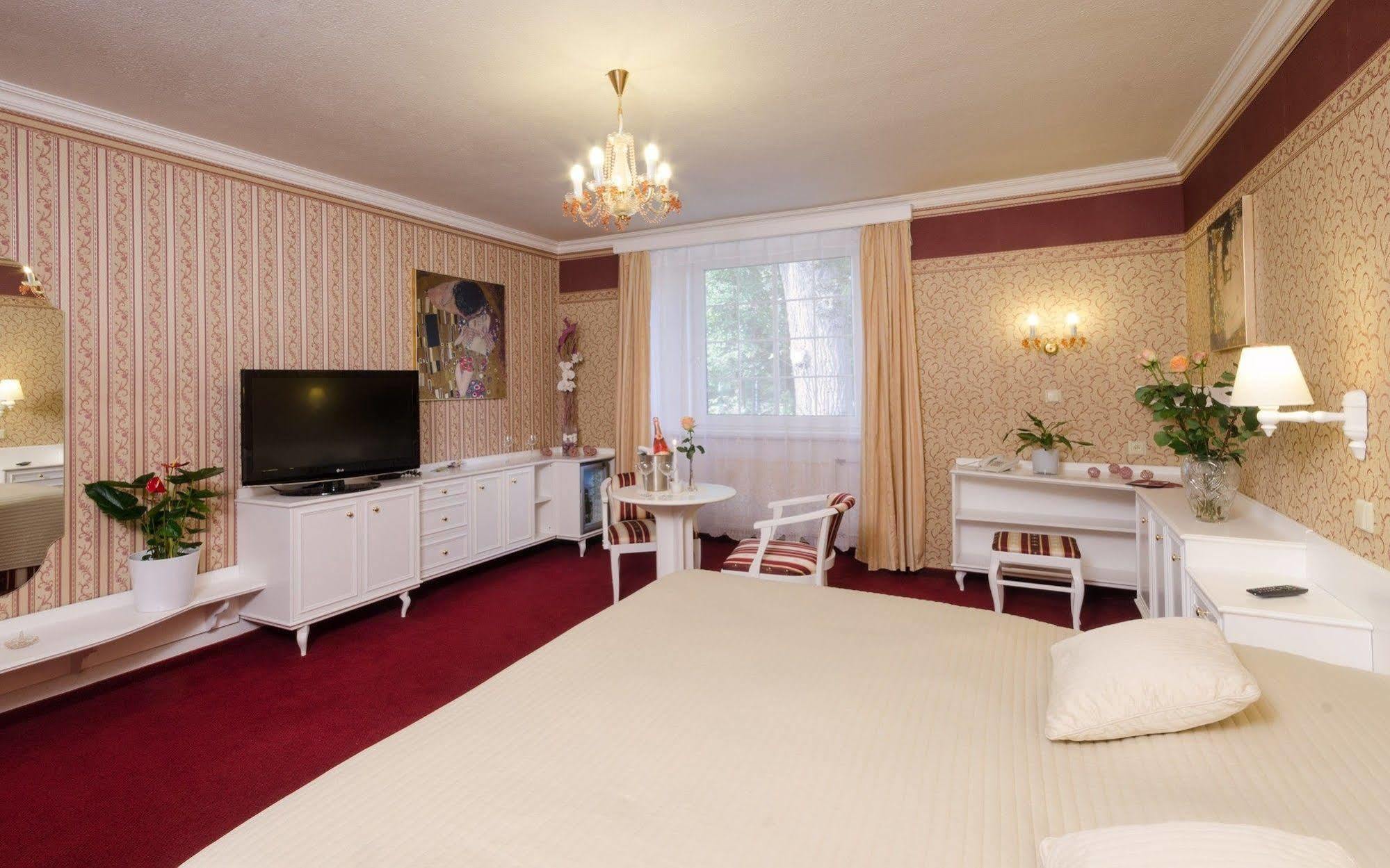 Hotel Ostrov Нимбурк Экстерьер фото