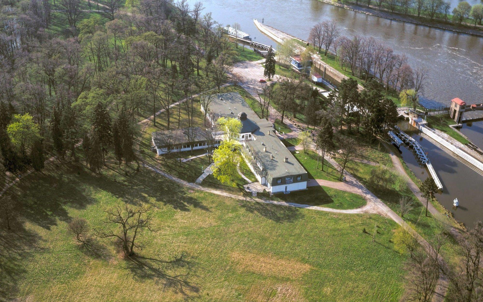 Hotel Ostrov Нимбурк Экстерьер фото